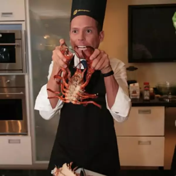 Luis Miguel Moreno decidió deleitar a sus compañeros con un clásico: langosta a la mantequilla.