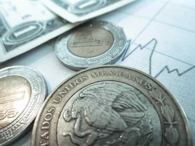 Peso recorta retroceso frente al dólar