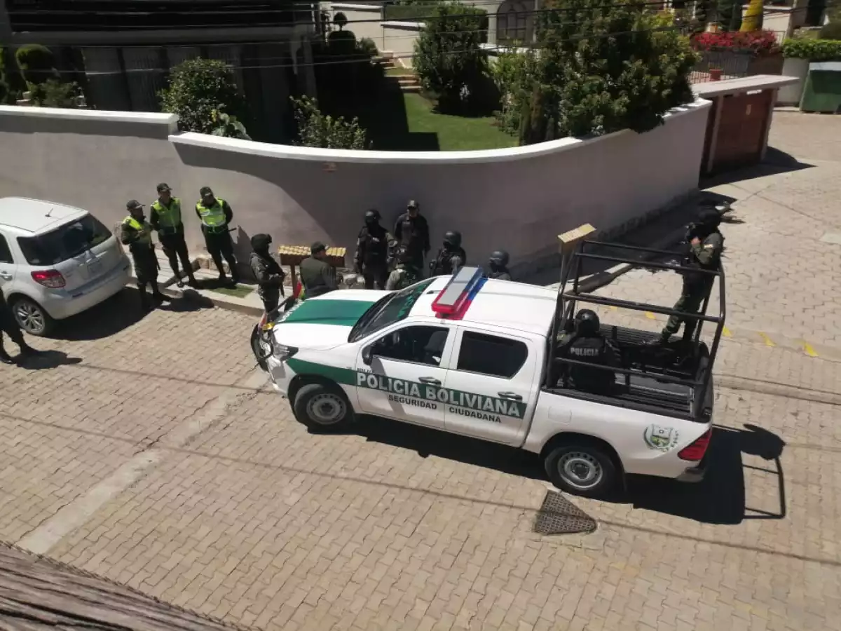 El exceso de vigilancia en las sedes diplomáticas de México Bolivia continúa de acuerdo con informes oficiales.