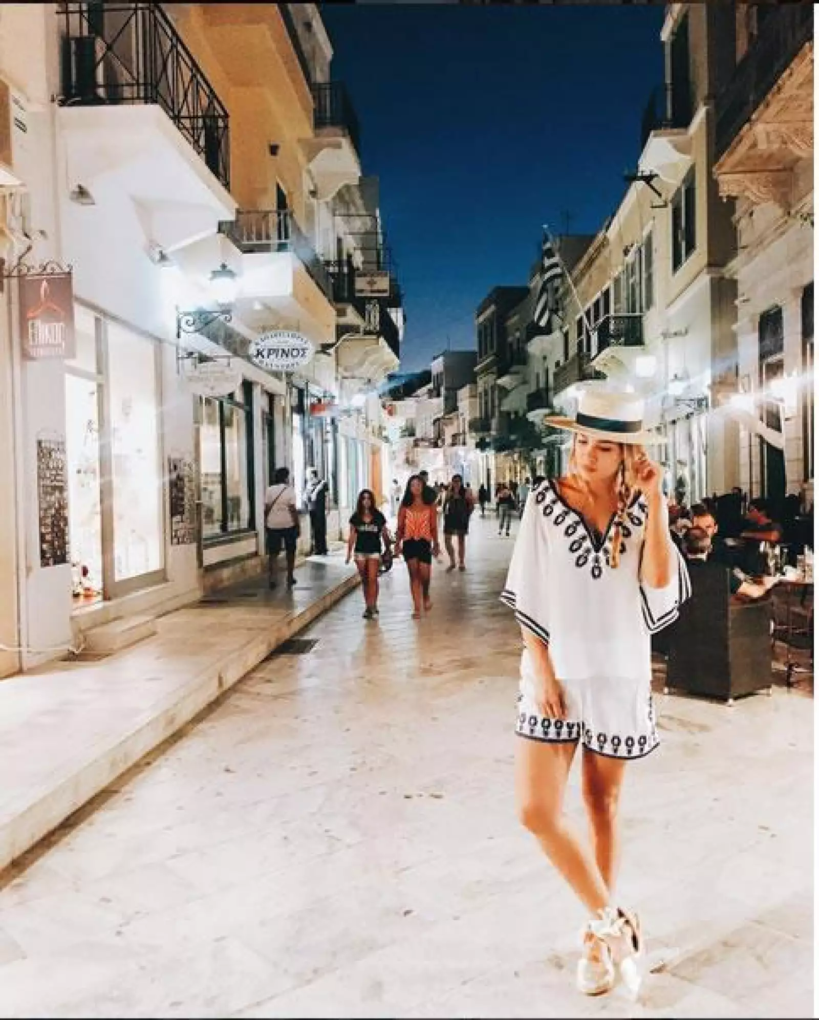 Michelle Salas en Grecia. Básico de verano: alpargatas.