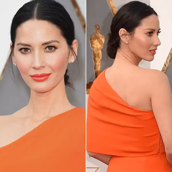 Olivia Munn se atrevió a combinar el color naranja de su vestido con los labios, y lo hizo de maravilla. El color levantó el tono de su piel. Llevó el pelo en un nudo bajo.