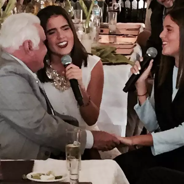 Las hijas de Alejandro cantaron en honor a su abuelito, quien las escuchaba atentamente.