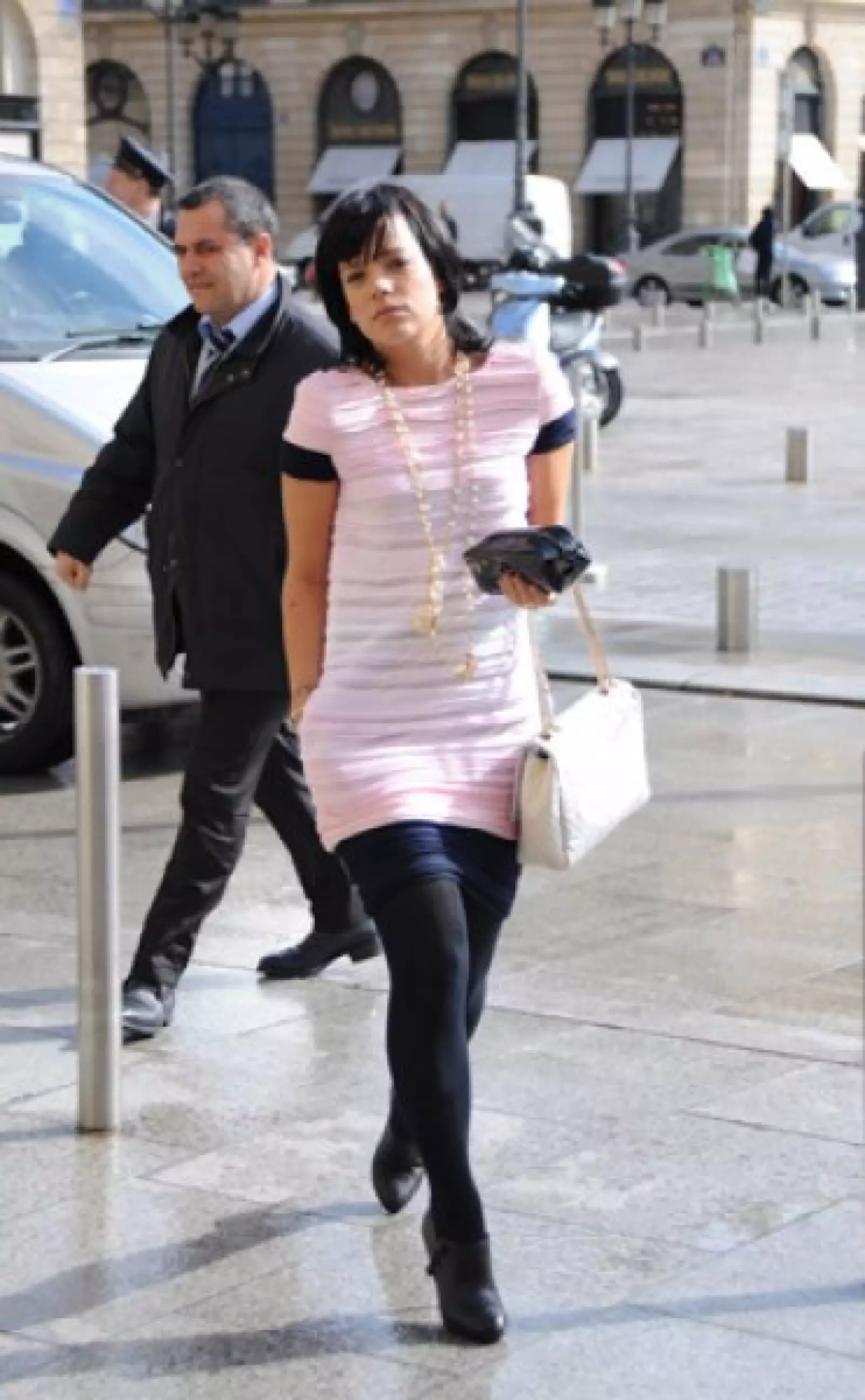 Lily Allen sale del Hotel Ritz en Paris, Francia.