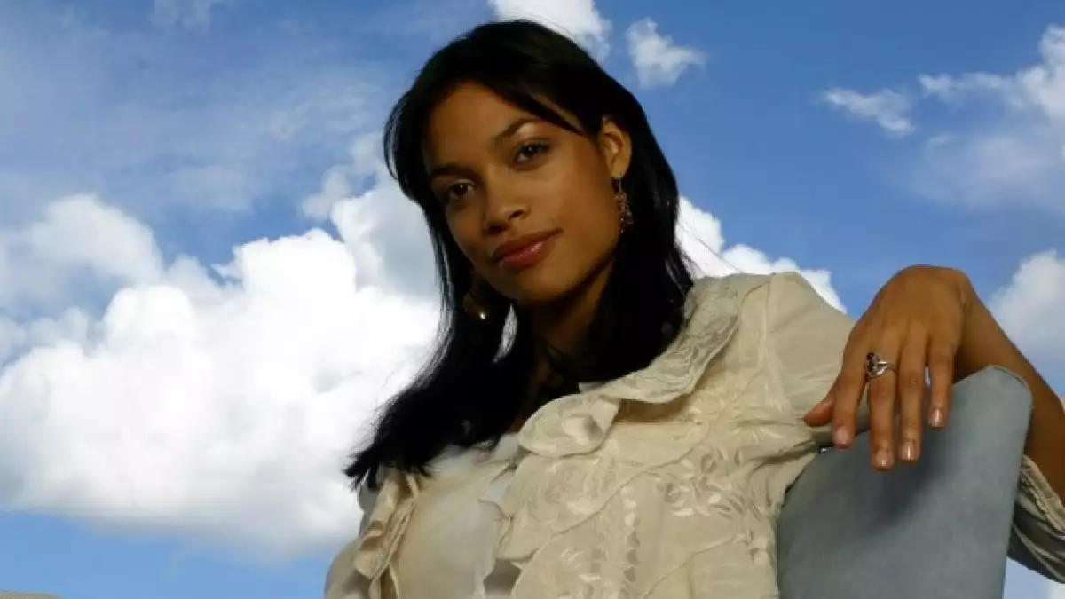 La actriz Rosario Dawson posa