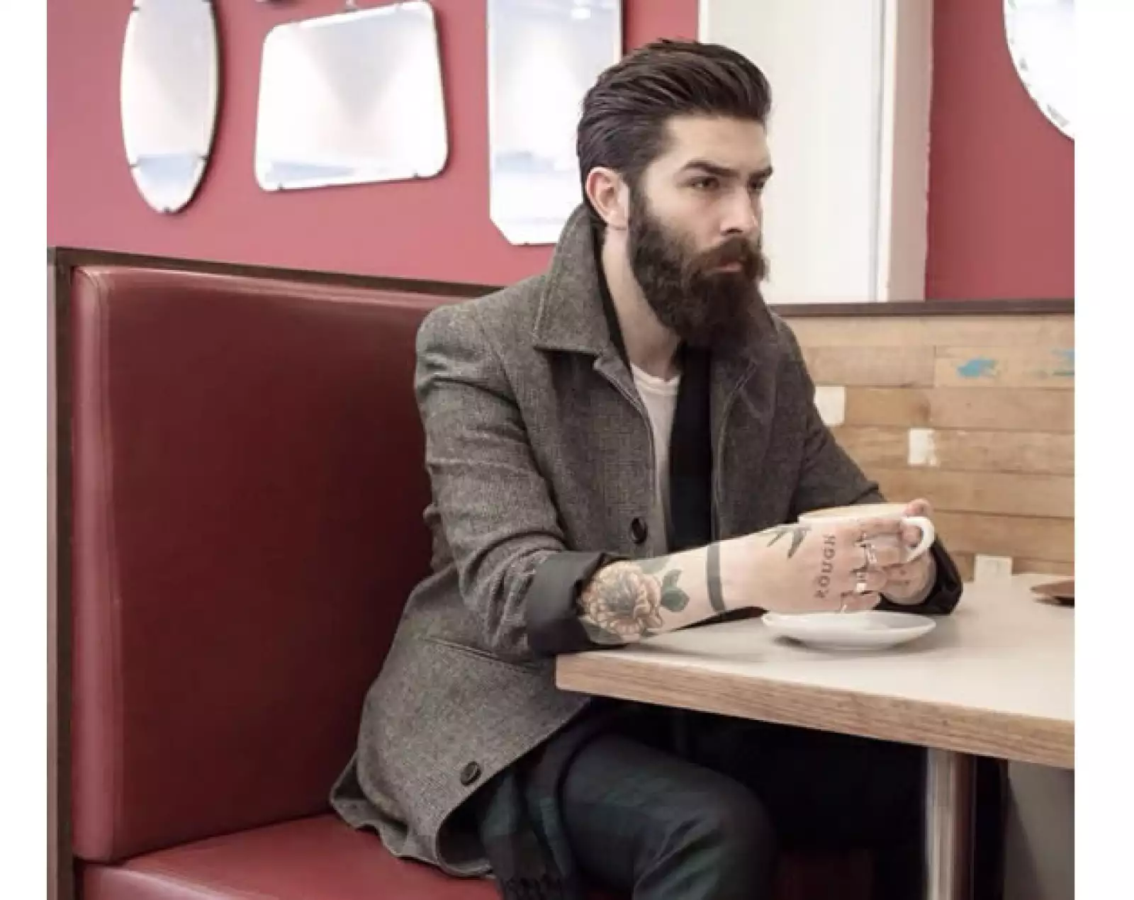 Tenemos que admitirlo, el modelo escocés Chris John Millington tiene un estilo muy trendy. Extremadamente barbón y hipster, a través de sus fotos podemos ver lo que la moda puede ser desde otro pun...