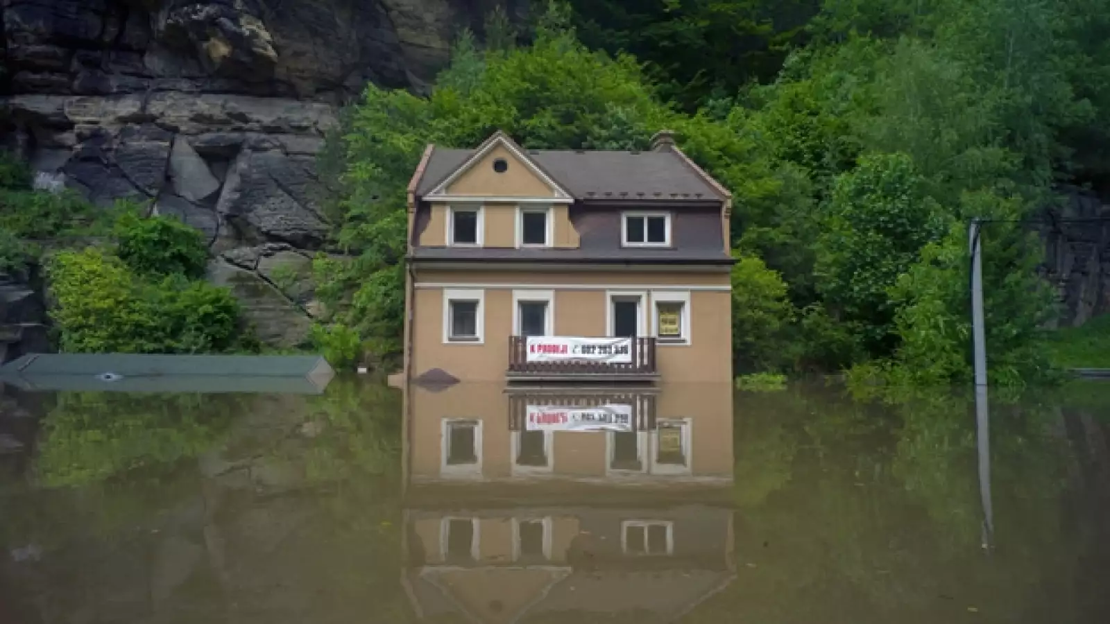 inundaciones en los alrededores de una casa