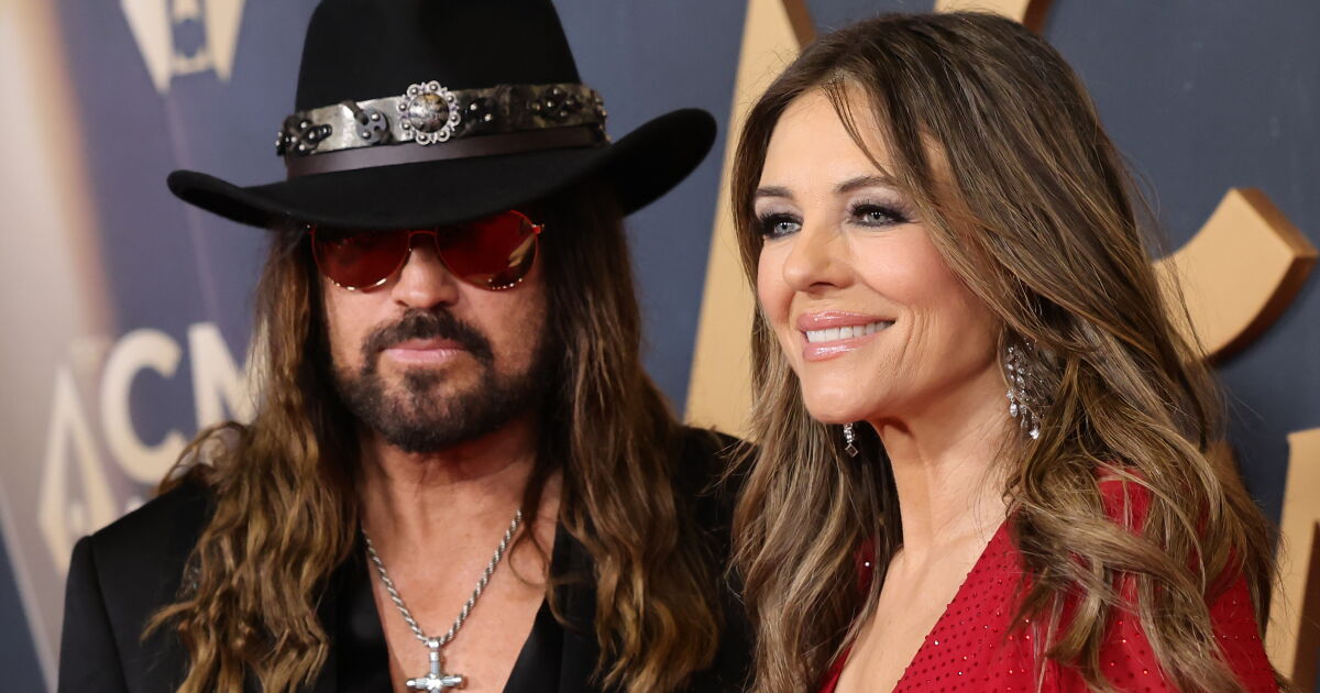 Habrá boda: Elizabeth Hurley y Billy Ray Cyrus, papá de Miley Cyrus, se comprometen tras un año de novios