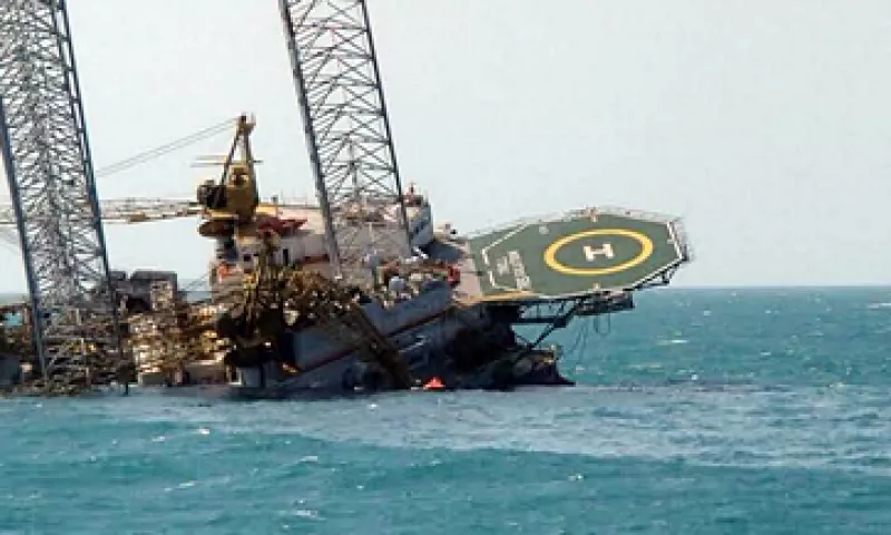 Pemex informó que la plataforma autoelevable se había ladeado, pero no hundido. (Foto: Cortesía )