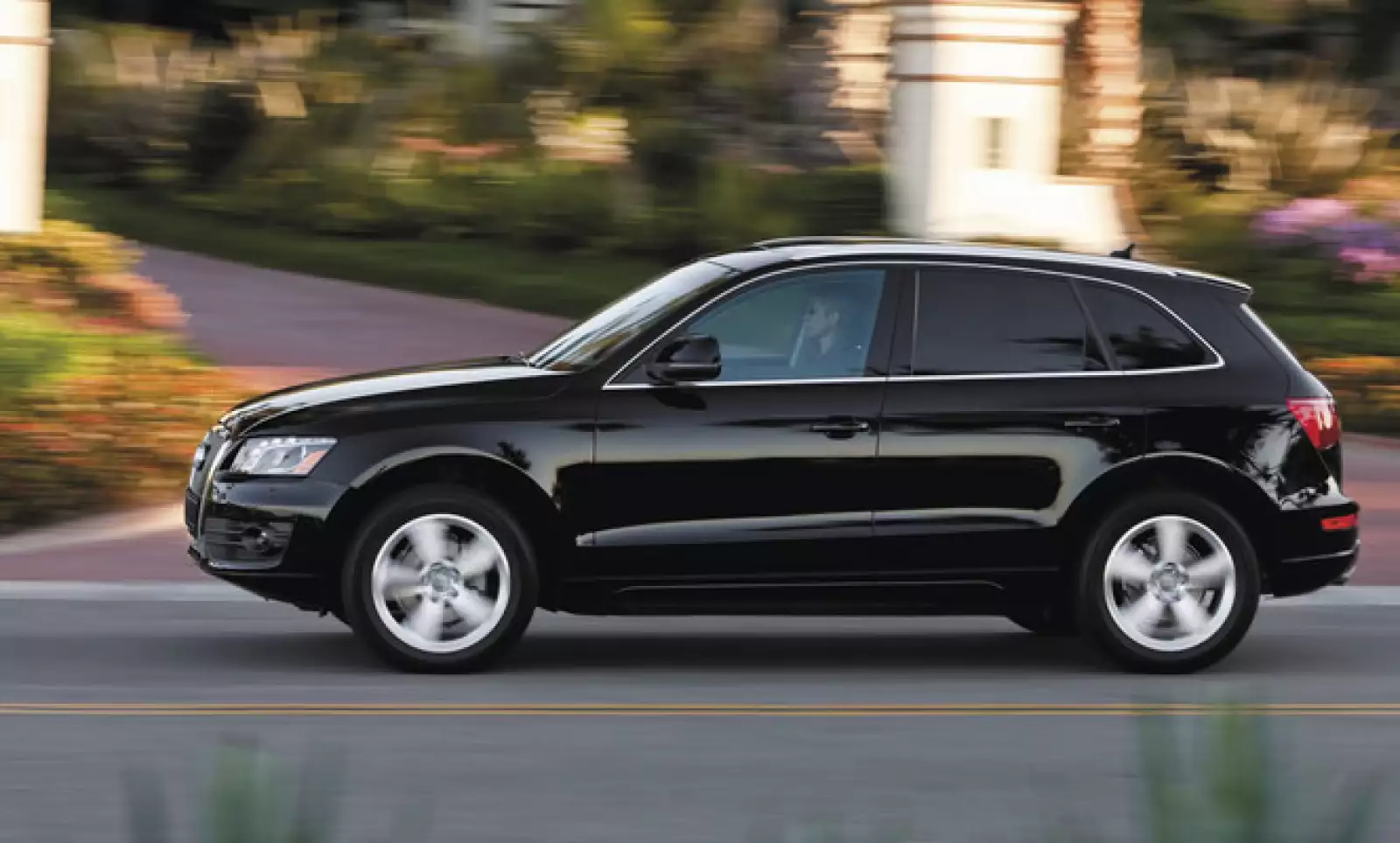 Este motor ofrece un rendimiento de 0 a 100 km/h en 7.2 segundos y alcanza una velocidad máxima de 222 Km/h.