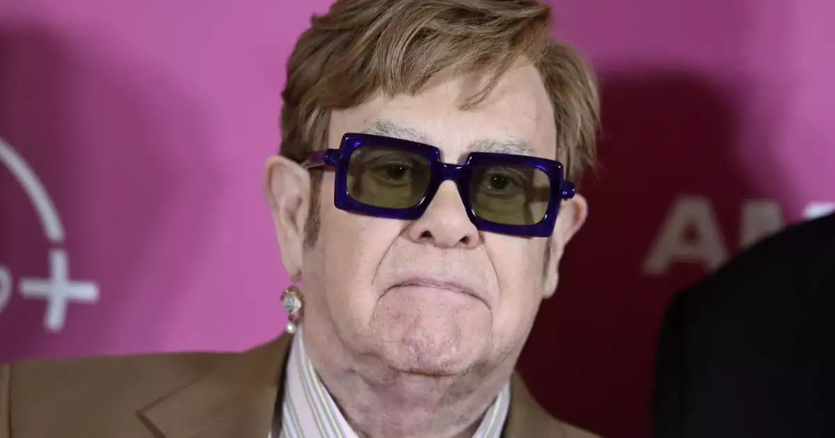Elton John calificó de aberrante la invasión a su privacidad ejercida por el Daily Mail