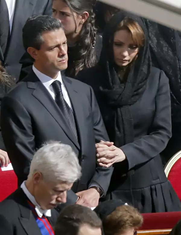 El outfit de Angélica Rivera fue tal cual indica el protocolo, de negro para las mujeres casadas. Sólo las Reinas católicas y las invitadas solteras pueden ir de blanco.