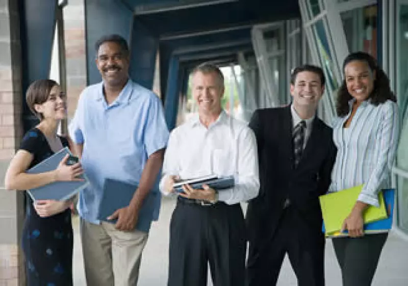 Las empresas se enfrentan en diferentes momentos ante el dilema de recortar personal u ofrecer la motivación adecuada para generar lealtad y productividad. (Foto: Jupiter Images)