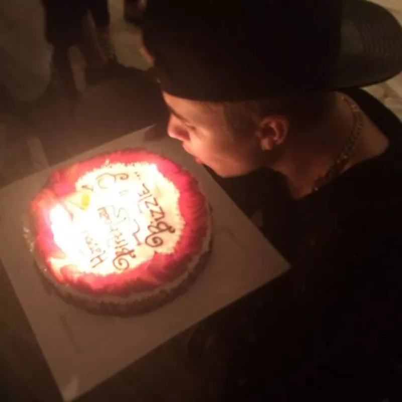 Su nombre se convirtió en "Trending Topic" de Twitter desde temprano con el hashtag "#HappyBirthdayJustinBieber", y ha sido felicitado por amigos, familiares y famosos a lo largo del día.