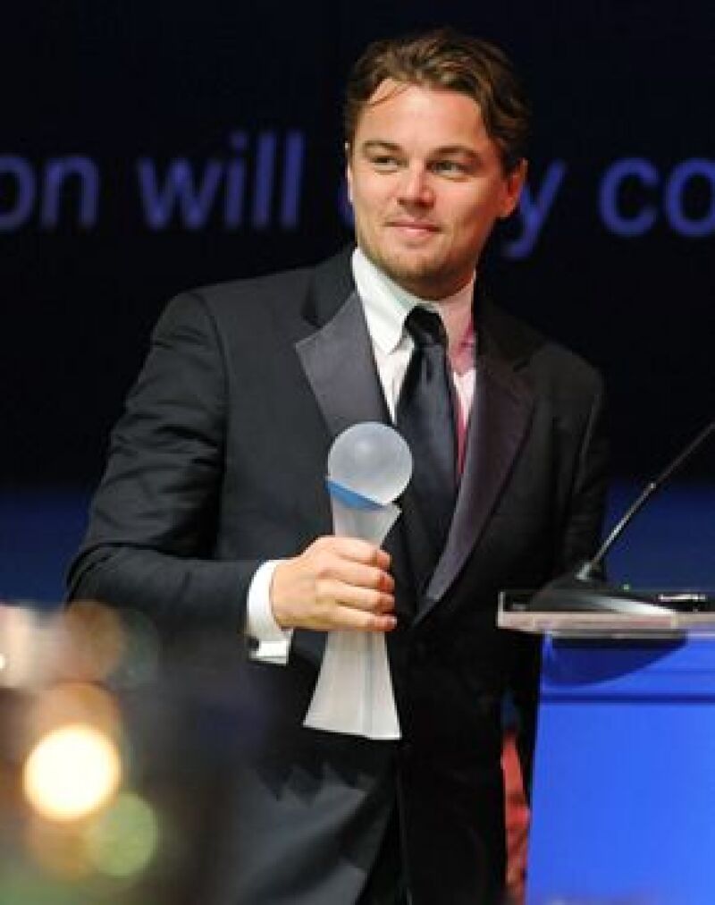 El actor recibió de manos del ex lider soviético un galardón en la Berlinale por su compromiso con el medio ambiente por su documental ecológico The 11th Hour.