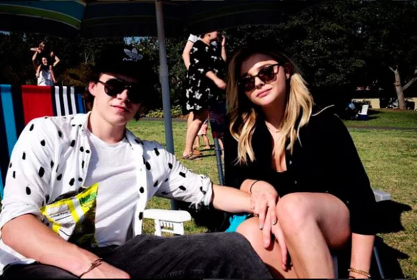 El joven de 17 años tiene un noviazgo con la actriz Chloë Grace Moretz.