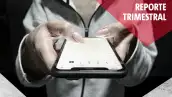 Una persona sosteniendo con las manos un teléfono celular para escribir un mensaje.