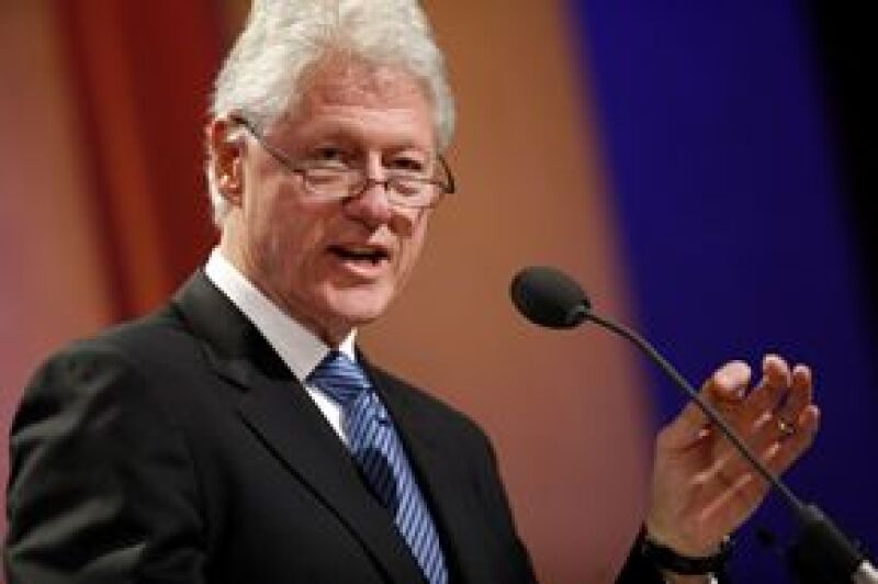 Anualmente, el ex presidente Clinton lleva a cabo unareunión en la que se debaten temas como la pobreza mundial y el cambio climático.