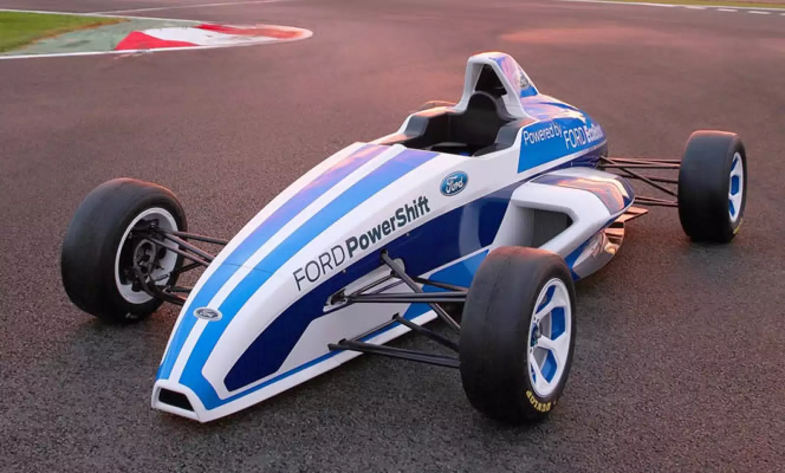 El vehículo es impulsado por un motor EcoBoost de 1.6 litros de cuatro cilindros, con 158 caballos de fuerza, que son manejados por una caja de cambios secuencial de seis velocidades.