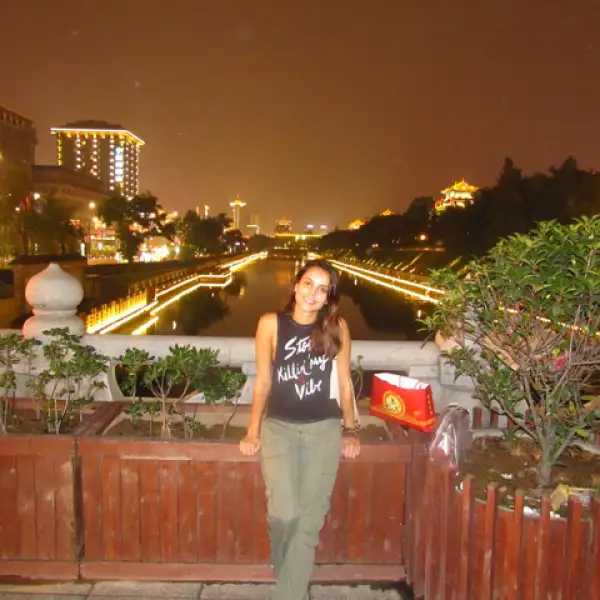 La actriz frente al romanticismo de la noche en China.