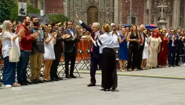 AMLO passes the baton to Sheinbaum and calls to strengthen what has been achieved amlo-family-farewell-sixth-report.jpeg