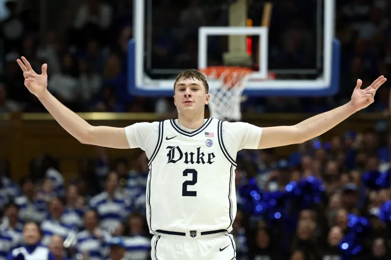 ¿La venderías? Una tarjeta de Cooper Flagg puede valer millones de dólares o 32 años de NBA