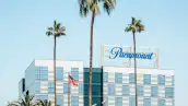 Exterior de un edificio de Paramount con el logo en el punto más alto de éste.