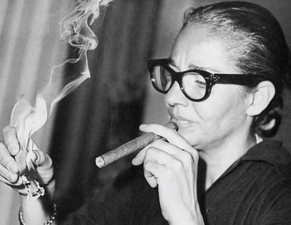 Acostumbraba a fumar puros y, uno tras otro, cigarros Pall Mall.