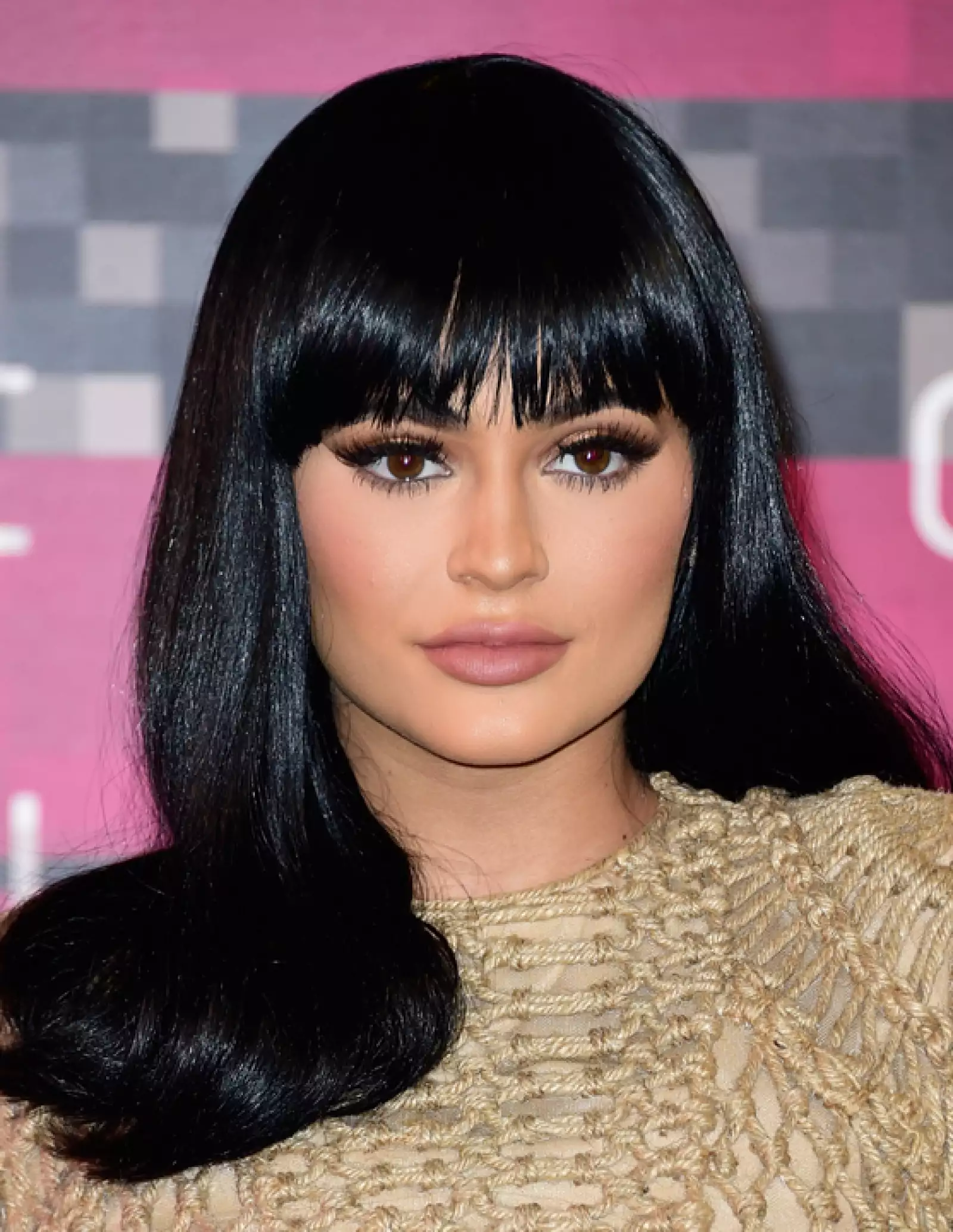 Kylie Jenner: Llegó presumiendo un bonito fleco que complementó con pestañas ultra largas.