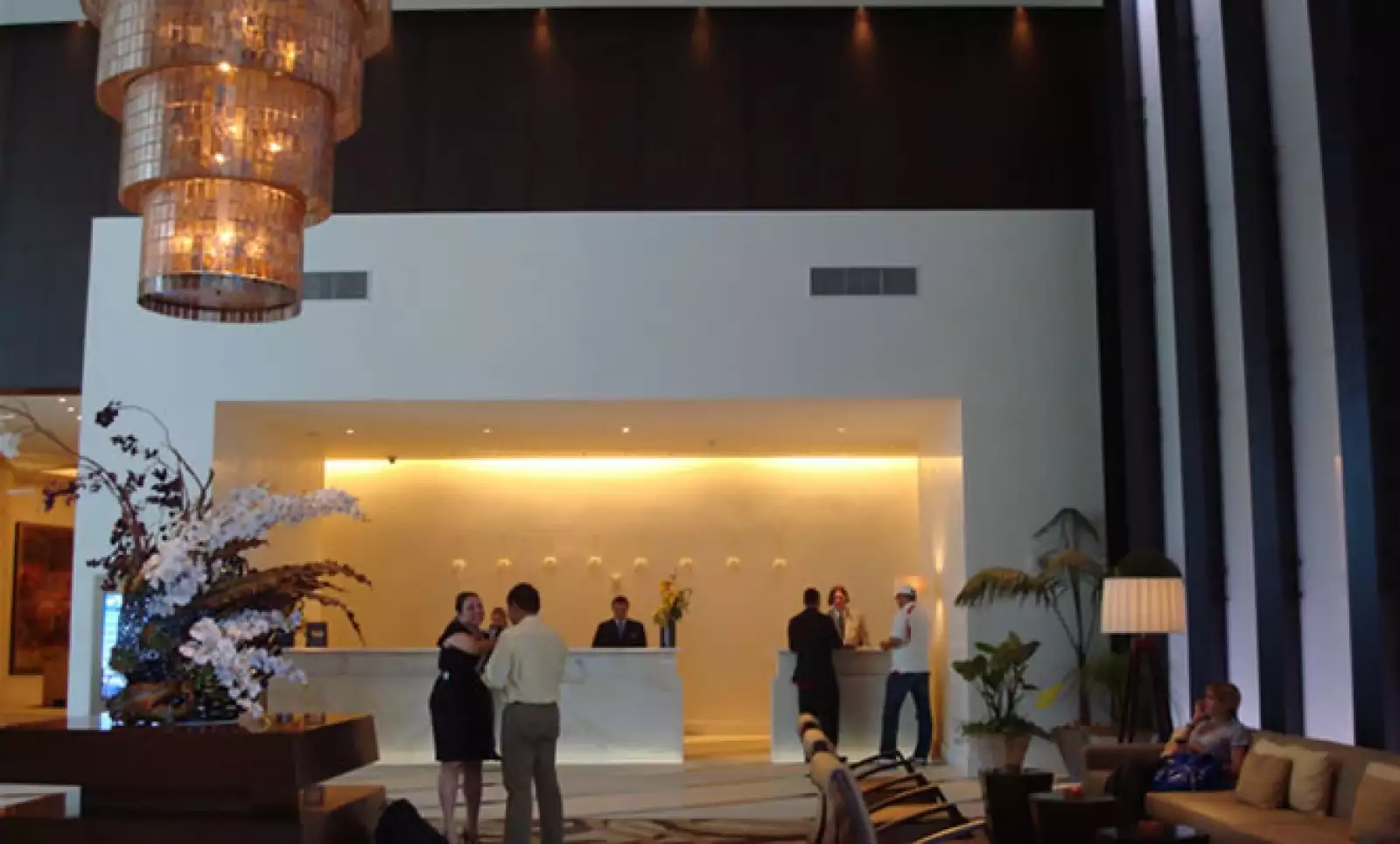 Como parte de la búsqueda por procurar un ambiente cálido y familiar, en el Epic, al lobby o recepción prefieren llamarlo living room para dar una sensación más casera.