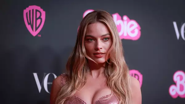 Margot Robbie con un look vintage de Versace en Sidney.