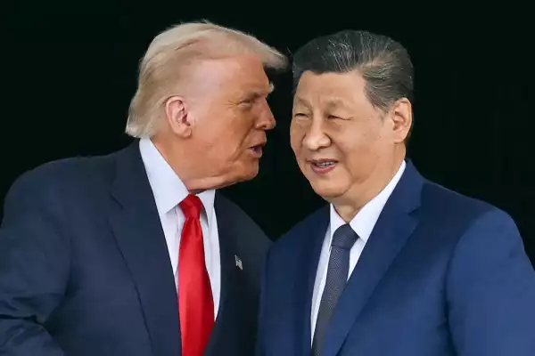 El presidente de los Estados Unidos, Donald Trump (Izquierda), habla con el presidente de China, Xi Jinping, mientras se dan la mano después de sus conversaciones en la Base Aérea de Gimhae, ubicada junto al Aeropuerto Internacional de Gimhae en Busan, el 30 de octubre de 2025.