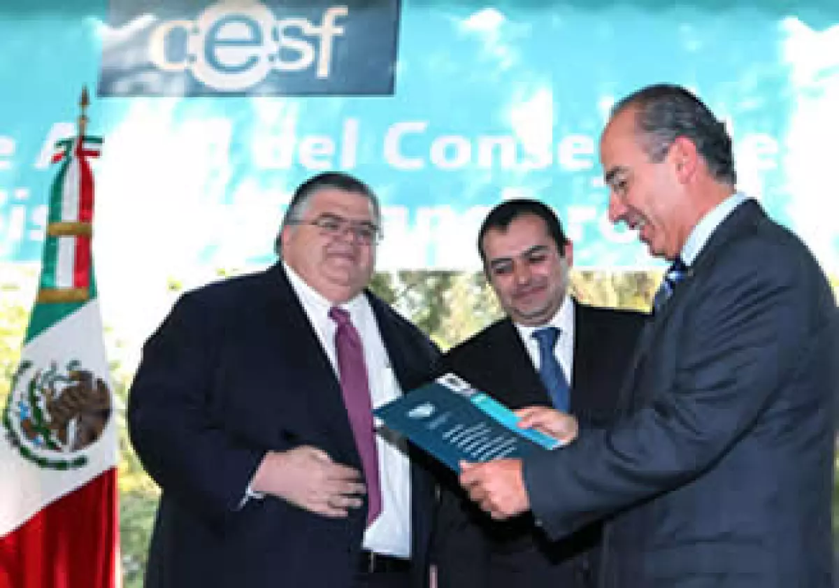 De izquierda a derecha, Agustín Carstens, gobernador de Banxico, Ernesto Cordero, secretario de Hacienda, y Felipe Calderón, presidente de México, en el evento. (Foto: Notimex)