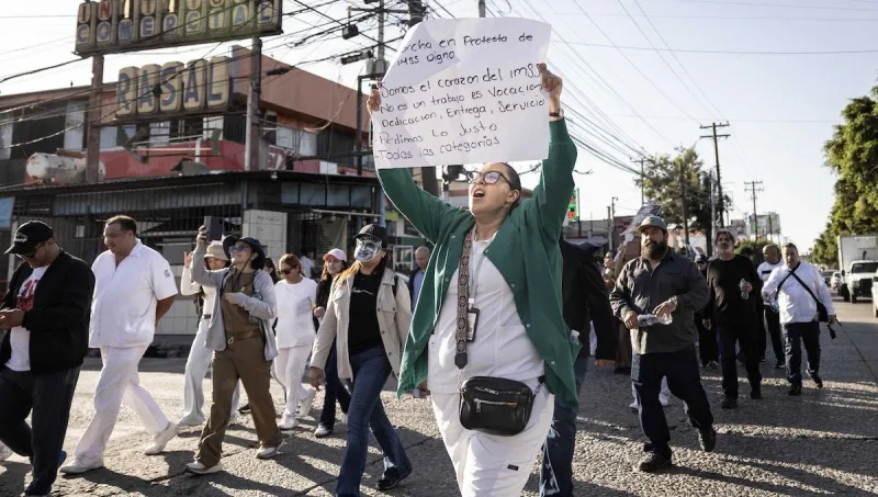 Personal jubilado, trabajadores y derechohabientes del IMSS realizan una marcha sobre el bulevar Díaz Ordaz, en Tijuana. 