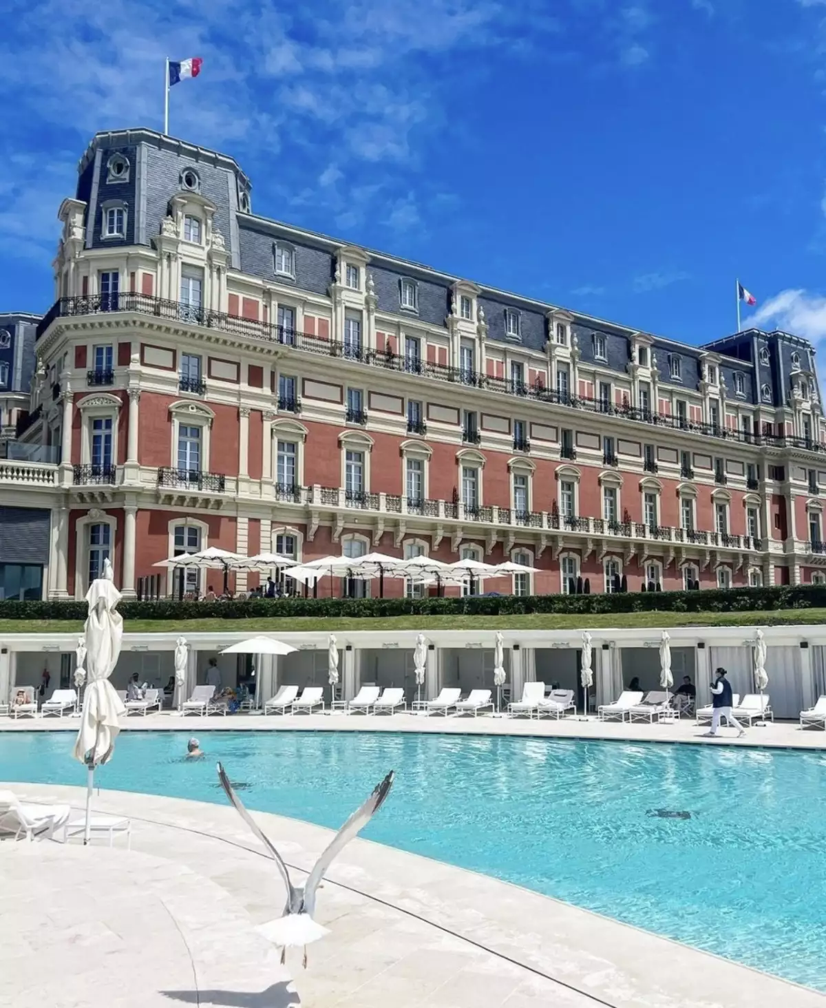 hotel en de tonos marron con alberca