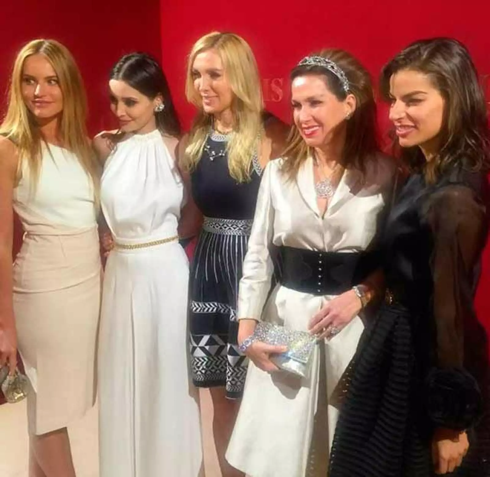 Aquí vemos a la mexicana posando junto a la modelo Deborah Valdez Hung.