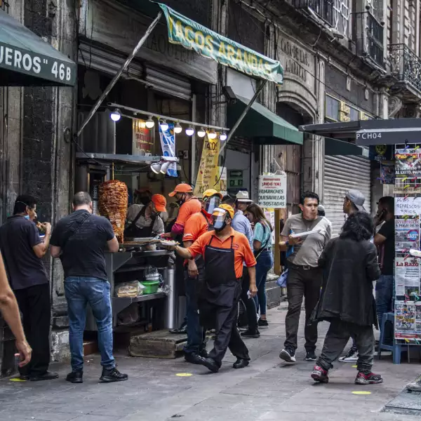 Los establecimientos de comida solo tienen permitido el servicio para llevar lo que en algunos establecimientos del Centro Histórico se genera aglomeración en la vía pública