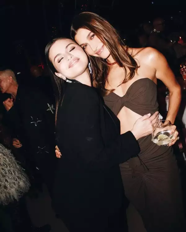 Hailey Bieber y Selena Gomez posan juntas por primera vez