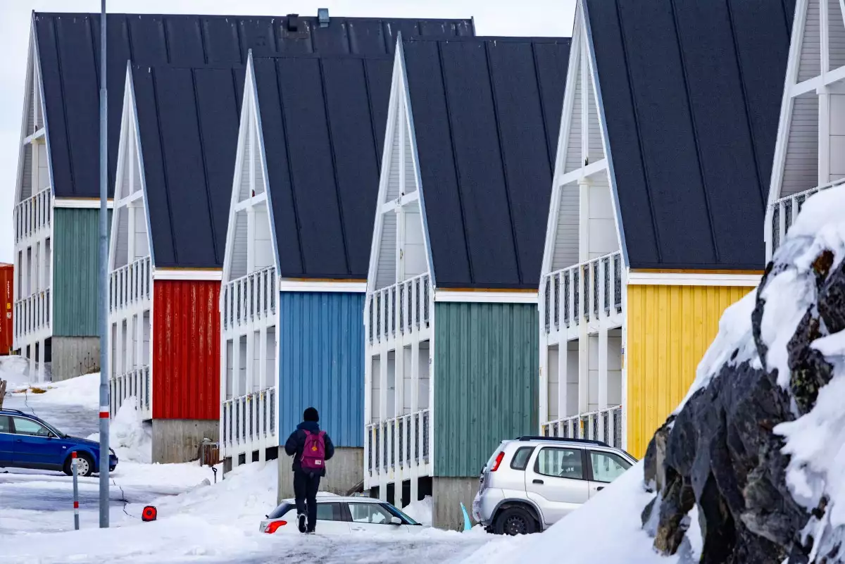 Un niño camina a casa desde la escuela por una carretera residencial en Nuuk, Groenlandia, el 10 de marzo de 2025. El presidente de los Estados Unidos, Donald Trump, está discutiendo opciones que incluyen acciones militares para tomar el control de Groenlandia, dijo la Casa Blanca el 6 de enero de 2025, aumentando las tensiones que Dinamarca advierte que podrían destruir la alianza de la OTAN.