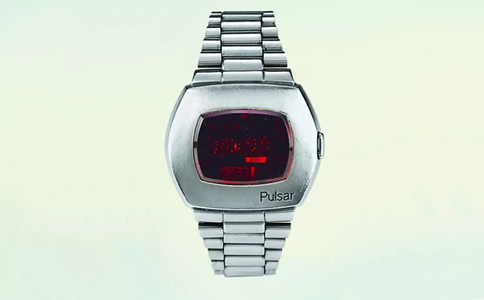 También hizo su actuación en el filme Live and Let Die (1973). El increíble (para la época) despliegue de diodos emisores de luz y el hecho de que mostraba la hora en forma digital fue más que suficiente para los seguidores.