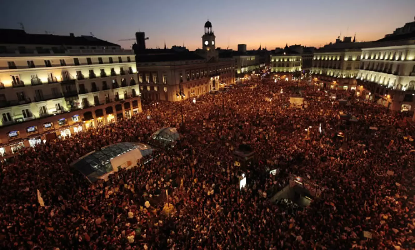 Miles de manifestantes se reunieron en la Puerta del Sol para acusar a banqueros y políticos de la situación economía por la que atraviesa España.