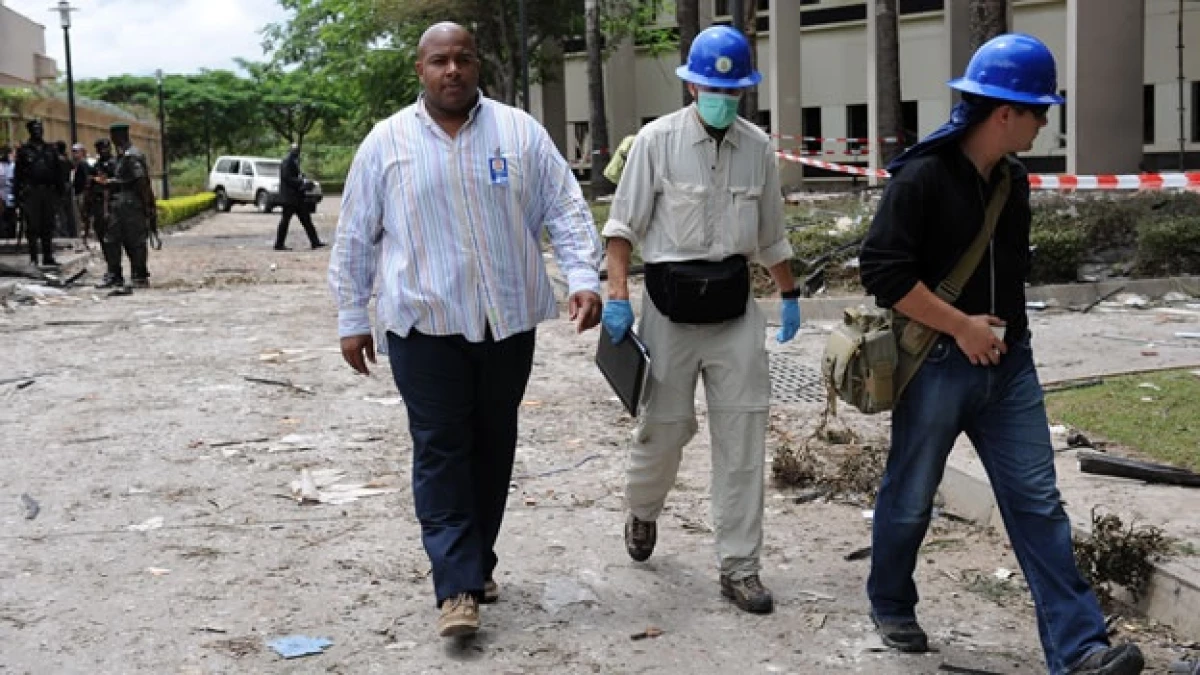forenses de naciones unidas inspeccionan el edificio dañado por atentado