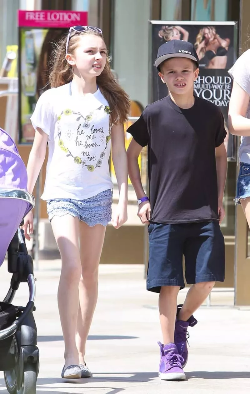 El segundo hijo de Victoria y David salió con una amiga por las calles de Los Ángeles, donde mostró que a sus diez años, ya tiene todo el porte de su padre.