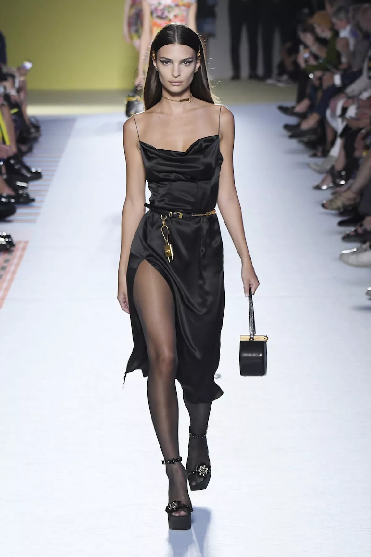 Emily Ratajkowski en Versace 