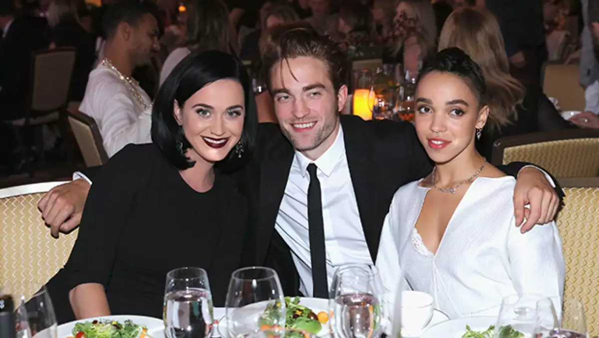 A la cantante le tocó compartir mesa con el actor y su novia en un evento de beneficencia, y juntos posaron muy sonrientes para la cámara.