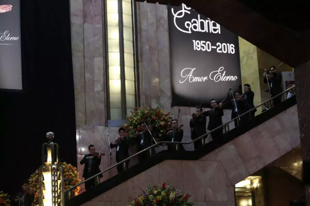 Desde el fin de semana miles de personas se han reunido en la explanada del Palacio de Bellas Artes en el Centro Histórico de la Ciudad de México para darle el último adiós al Divo de Juárez.
