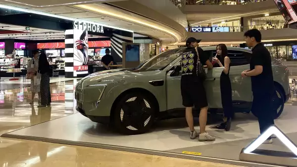 Autos en exhibición en los centros comerciales de China.