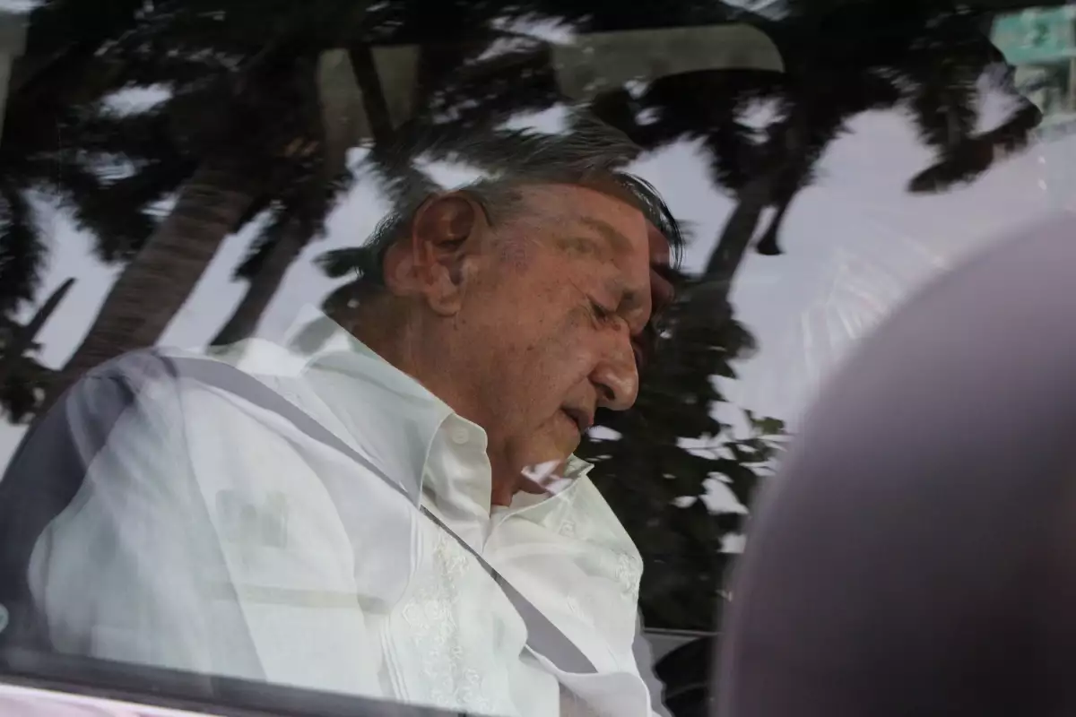 Andrés Manuel López Obrador no logró acudir a la conferencia matutina debido a un bloqueo de la CNTE en el estado que exigia hablar con él.