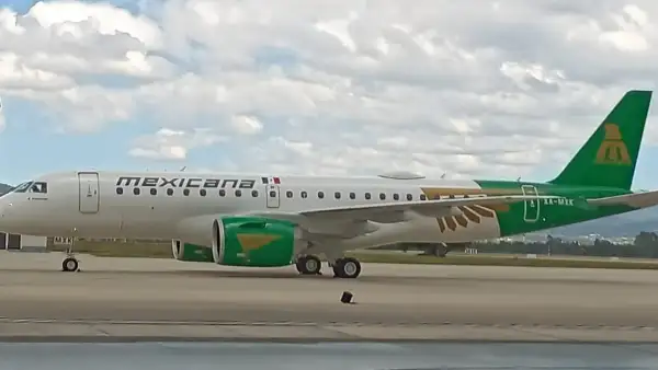Aeronave en color blanca con verde y dorado en una pista con cielo despejado. Tiene las palabras Mexicana.jpg