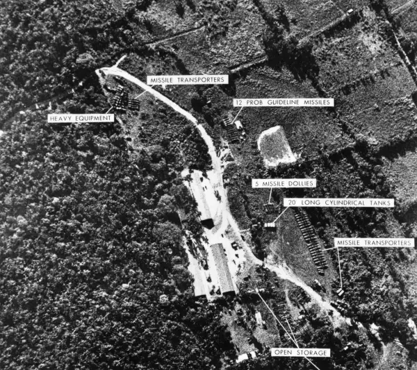 Una base de misiles balísticos en Cuba, la evidencia con la que el presidente Kennedy ordenó un bloqueo naval de Cuba en la crisis de los misiles cubanos.