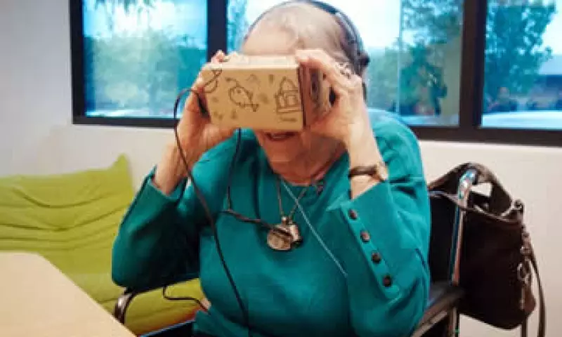 Olive Horrell usando Cardboard, un visor de realidad virtual de la empresa. (Foto: Cortesía/Heather Kelly )